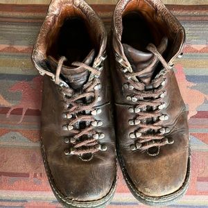 Men’s quality ‘Born’ hiking boots. Leather lined. Used but sound.